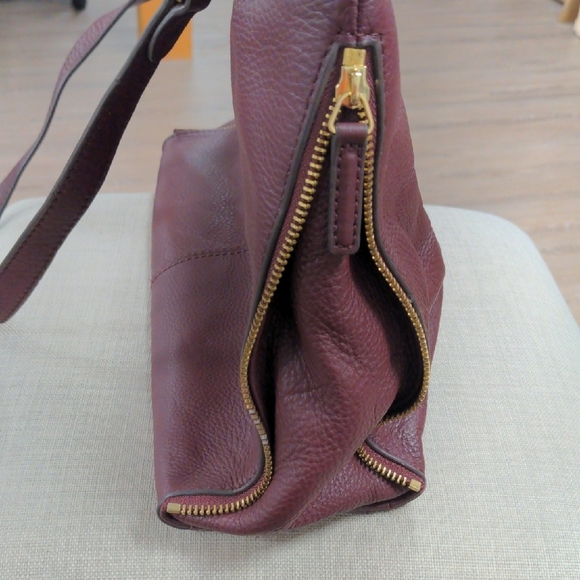 Vince Camuto Brown Leather Shoulder Bag with Elegant Gold Accents - Picture 4 of 6